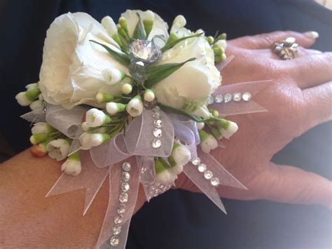 how to make a corsage with real flowers